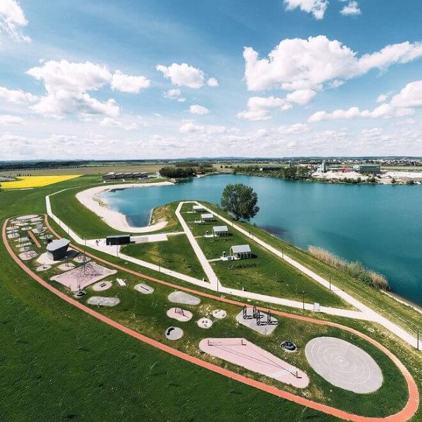 JAVNO ZBIRANJE PONUDB ZA NAJEM NEPREMIČNINE – Gostinska ploščad pri Soboškem jezeru